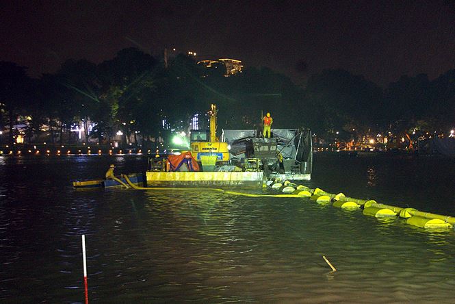 Công nhân dầm mưa lạnh suốt đêm nạo vét Hồ Gươm